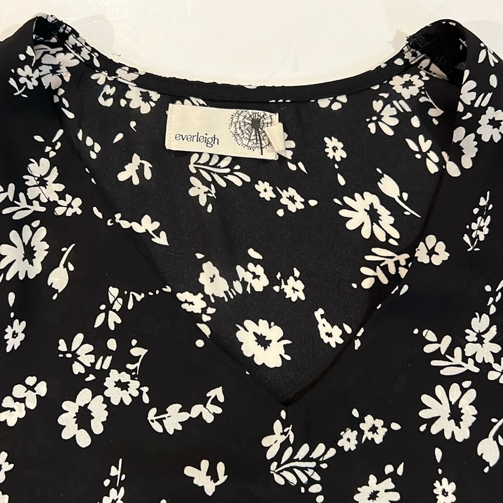 Everleigh black with white flower short sleeve blouse size small petite
